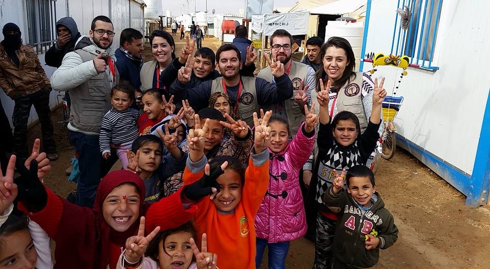 Kids_and_volunteers